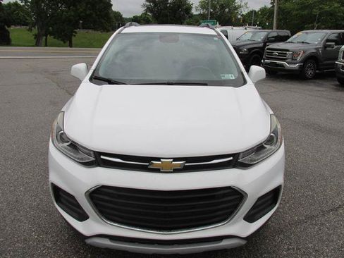 Used 2018 Chevrolet Trax LT w/ Sun & Sound Package FWD image 2