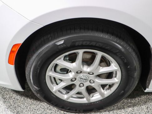 Used 2023 Chrysler Pacifica Touring-L image 11