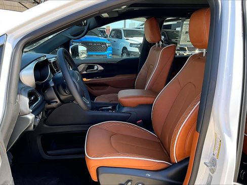 New 2026 Chrysler Pacifica Pinnacle FWD image 10