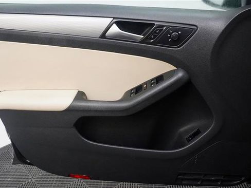 Used 2017 Volkswagen Jetta SE image 31