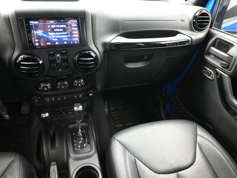 Used 2015 Jeep Wrangler Unlimited Sahara image 32