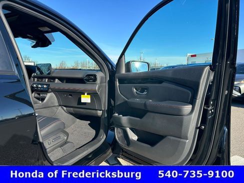 Certified 2025 Honda Pilot TrailSport image 36