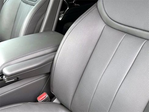 New 2025 Land Rover Range Rover Long Wheelbase SE image 18