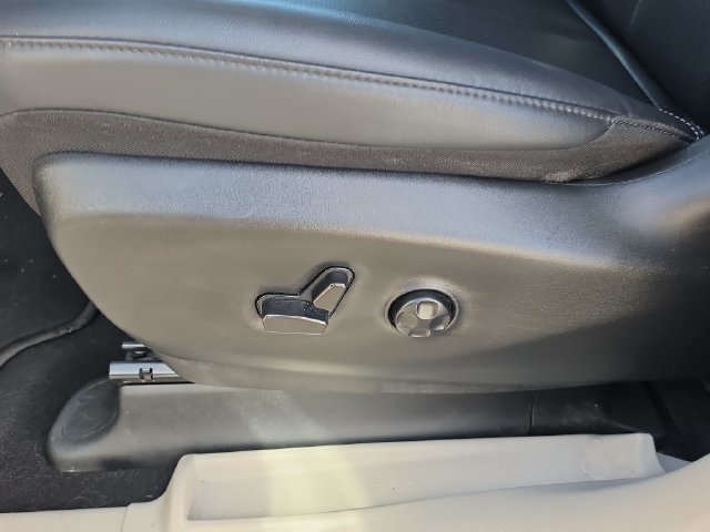 Used 2024 Chrysler Pacifica Touring-L FWD image 17