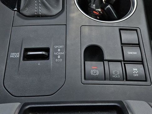 Used 2024 Toyota Highlander XLE FWD image 24