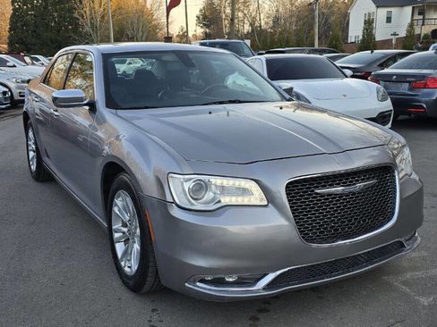 Used 2017 Chrysler 300 C image 4
