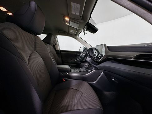 Used 2023 Toyota Highlander LE image 32