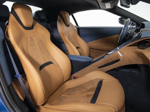 Certified 2025 Ferrari Roma Spider RWD image 17