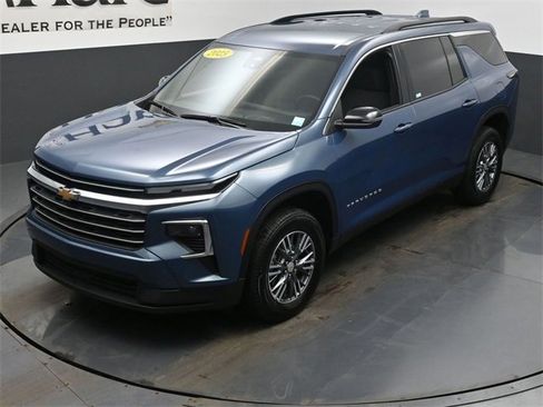Used 2025 Chevrolet Traverse LT image 46