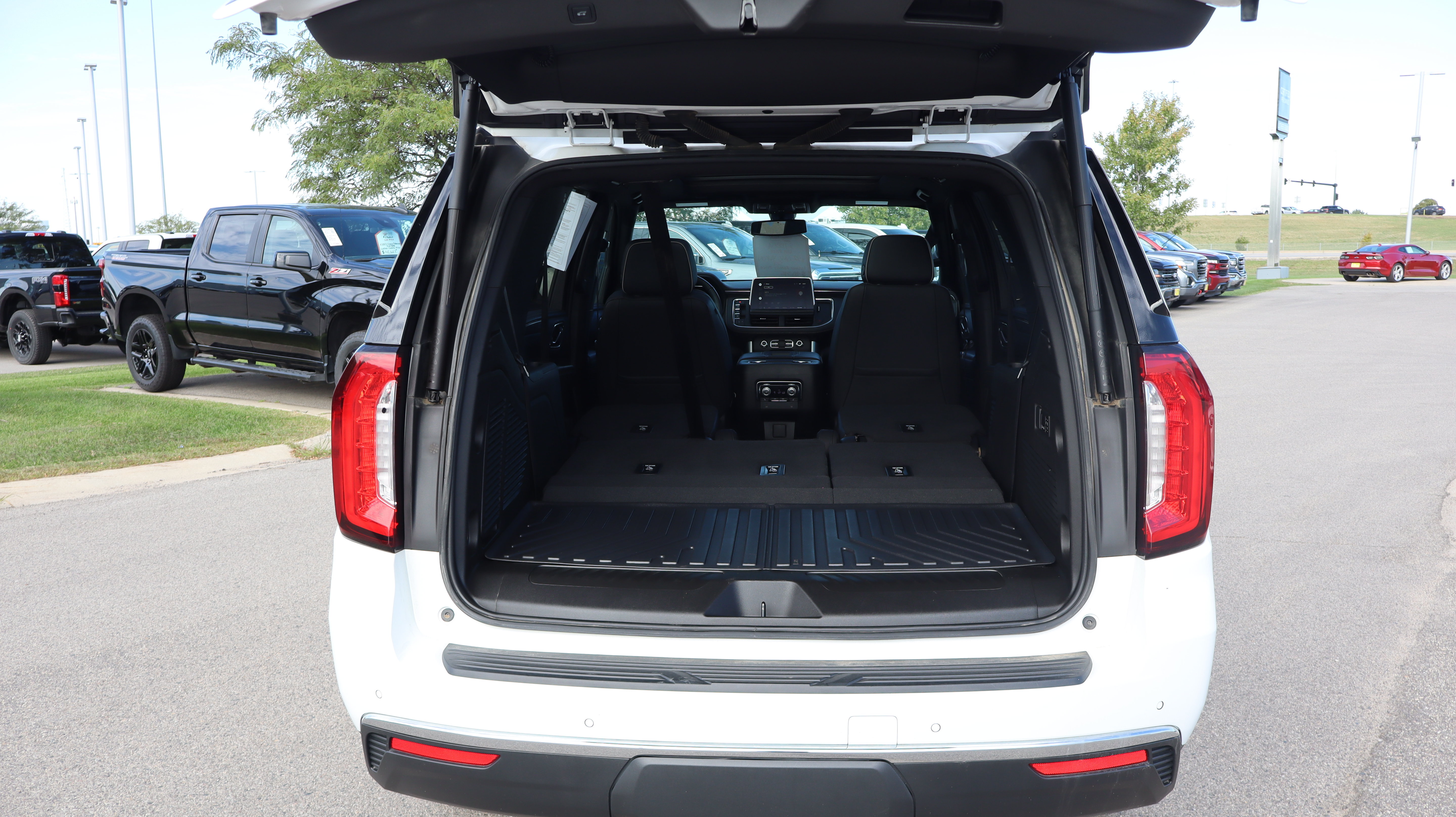 Used 2022 GMC Yukon SLT w/ SLT Luxury Package AWD/4WD image 15
