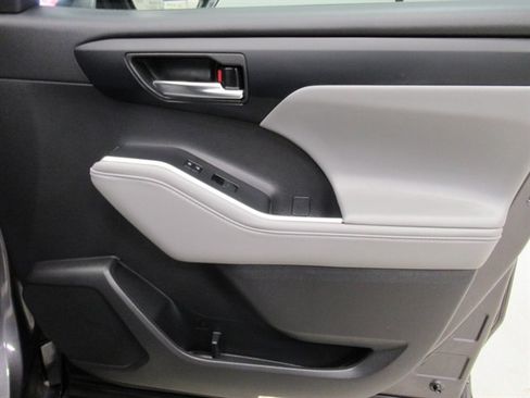 Used 2024 Toyota Highlander XLE image 9