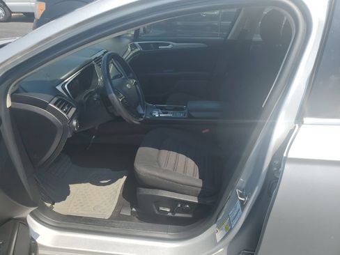 Used 2019 Ford Fusion SE FWD image 4