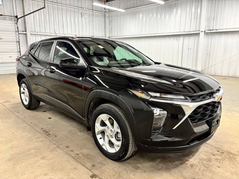 Used 2025 Chevrolet Trax LS w/ LS Convenience Package FWD image 1