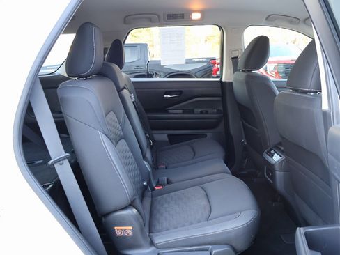 Used 2022 Nissan Pathfinder SV image 32