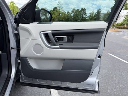 Used 2018 Land Rover Discovery Sport HSE image 17