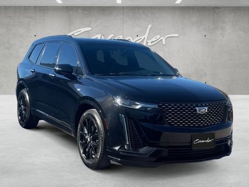 Used 2022 Cadillac XT6 Premium Luxury w/ Technology Package image 2