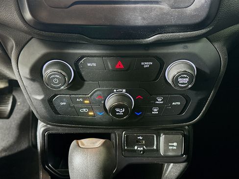 Used 2018 Jeep Renegade Altitude FWD image 22