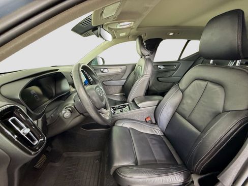 Used 2023 Volvo XC40 B4 Plus w/ Driver Assist Package FWD image 13