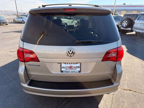 Used 2009 Volkswagen Routan SEL FWD image 4