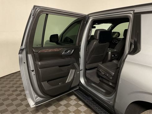 Used 2024 Chevrolet Suburban Z71 w/ Luxury Package AWD/4WD image 33