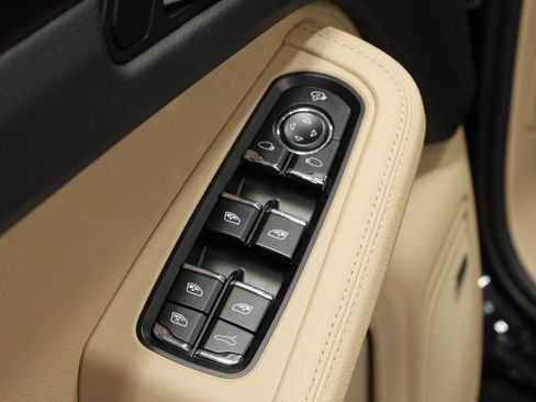 Certified 2025 Porsche Macan AWD/4WD image 33