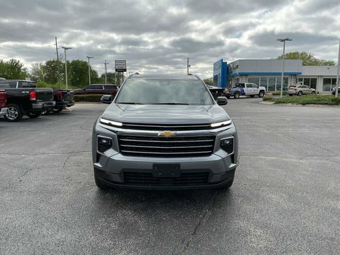 Used 2025 Chevrolet Traverse LT FWD image 2