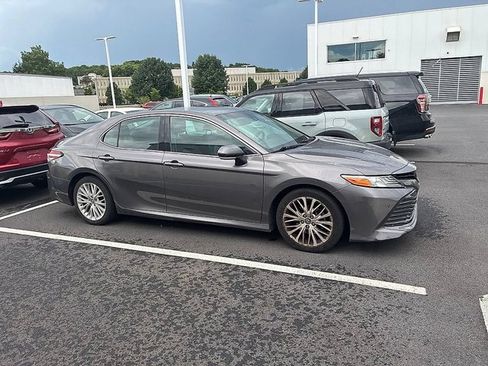 Used 2018 Toyota Camry XLE FWD image 4