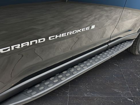 Used 2025 Jeep Grand Cherokee Limited AWD/4WD image 38