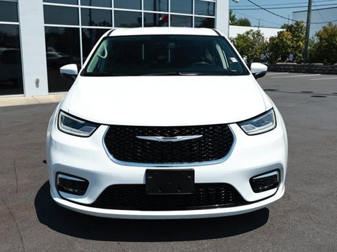 Used 2023 Chrysler Pacifica Touring-L FWD image 2