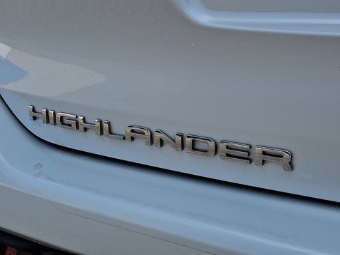 Used 2023 Toyota Highlander XLE AWD/4WD image 22