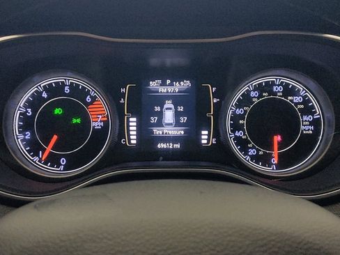 Used 2020 Jeep Cherokee Latitude Plus image 23