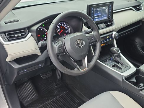 Used 2019 Toyota RAV4 XLE Premium image 16