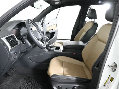 Certified 2022 Volkswagen Atlas Cross Sport SE w/ Panoramic Sunroof Package image 21