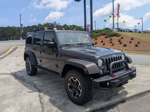 Used 2017 Jeep Wrangler Unlimited Rubicon w/ Max Tow Package AWD/4WD image 3
