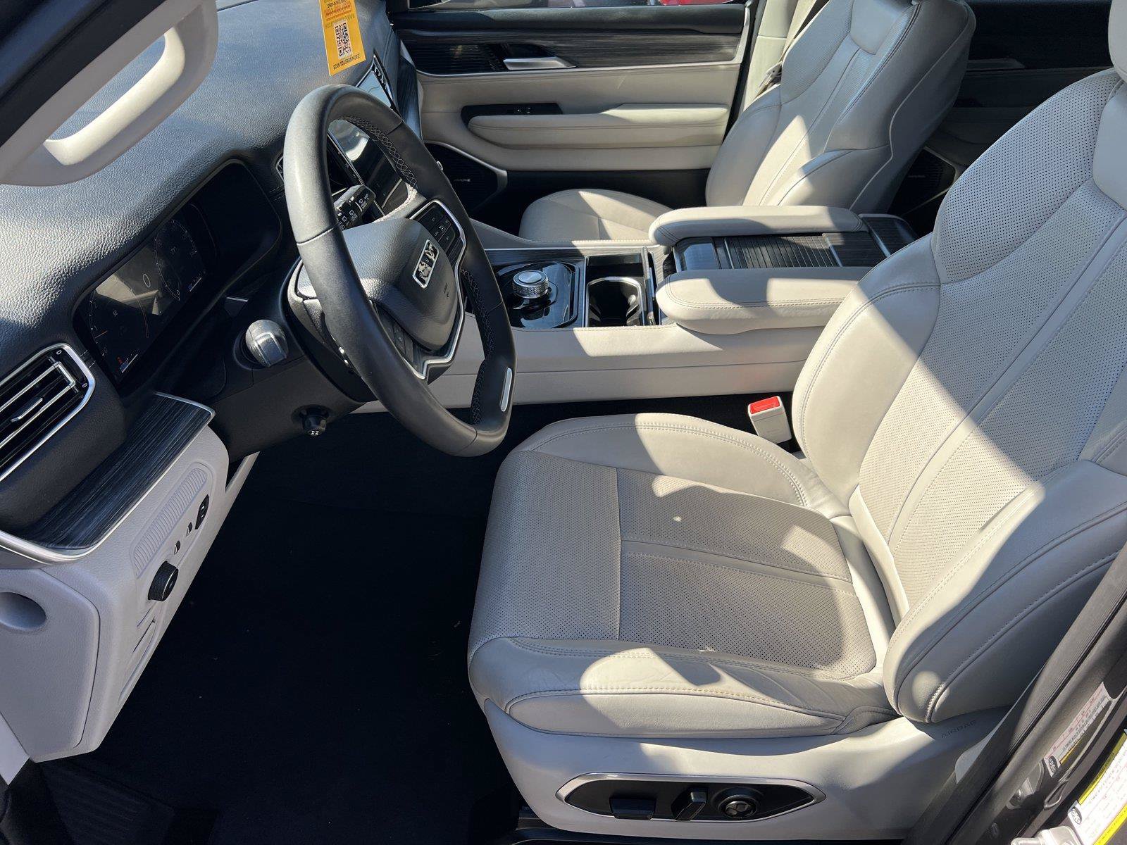 Used 2024 Jeep Wagoneer L Series II w/ Flexible Seating Group RWD image 20