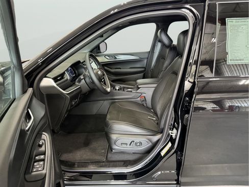 New 2025 Jeep Grand Cherokee Altitude image 12