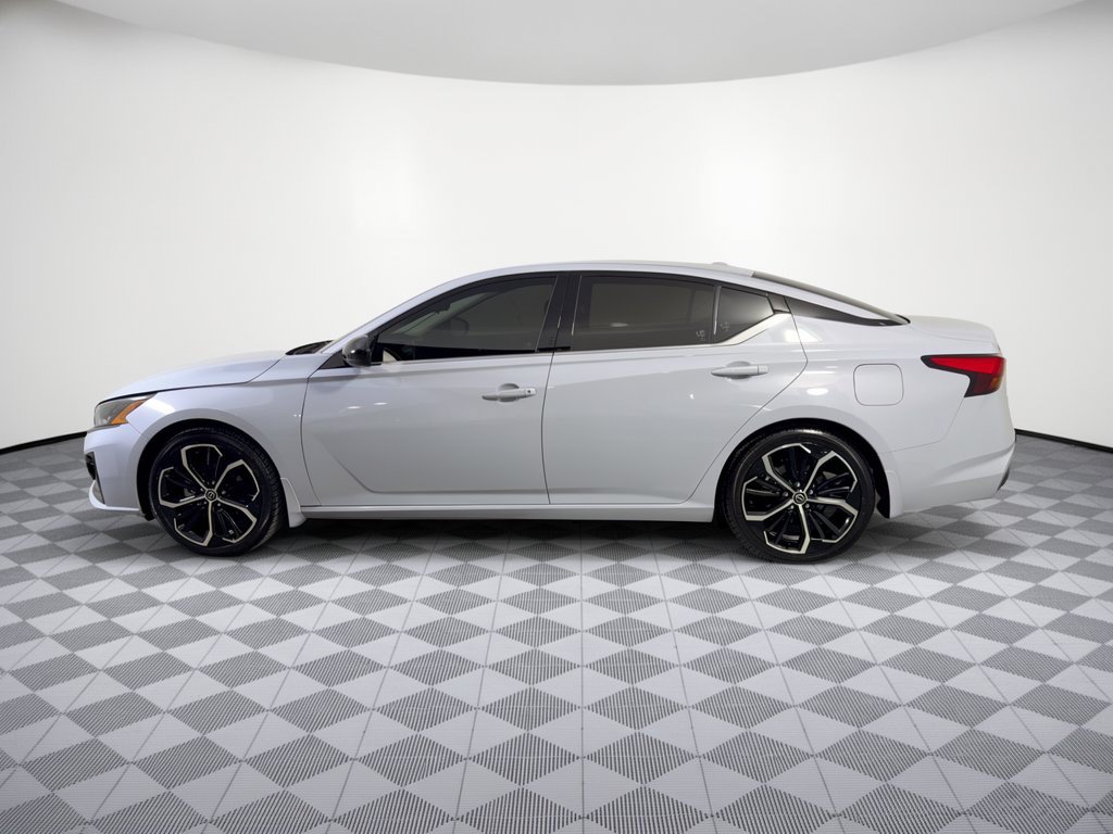 Used 2023 Nissan Altima 2.5 SR FWD image 2