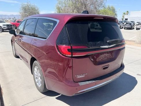 Used 2023 Chrysler Pacifica Touring-L FWD image 6