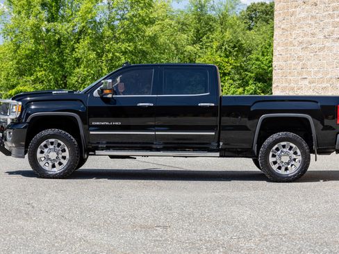 Used 2017 GMC Sierra 2500 Denali w/ Duramax Plus Package AWD/4WD image 10
