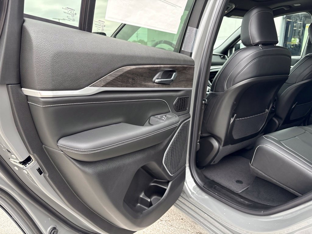 New 2027 Jeep Grand Cherokee Limited AWD/4WD image 17