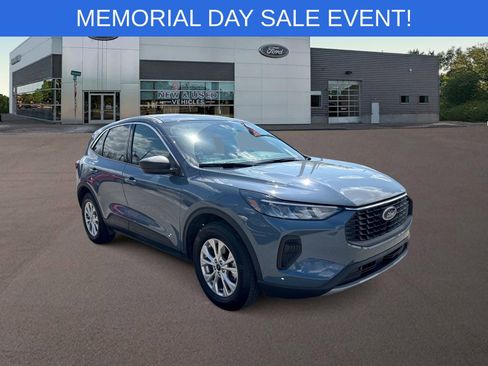 Used 2023 Ford Escape Active AWD/4WD image 2