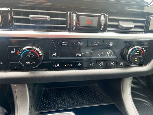 Used 2022 Nissan Pathfinder SL FWD image 16