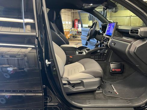 Certified 2025 Toyota Tacoma TRD Off-Road image 32