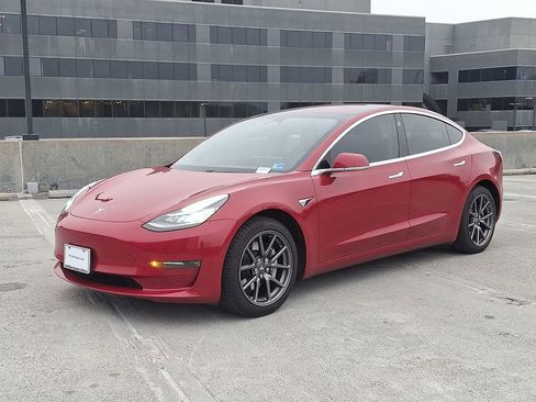 Used 2019 Tesla Model 3 Standard Range image 1