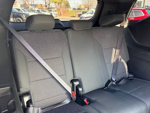 Used 2025 Chevrolet Traverse LT image 31