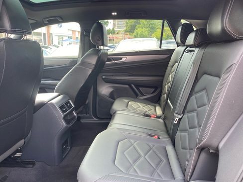 Certified 2024 Volkswagen Atlas Cross Sport SE w/ Panoramic Sunroof Package AWD/4WD image 17