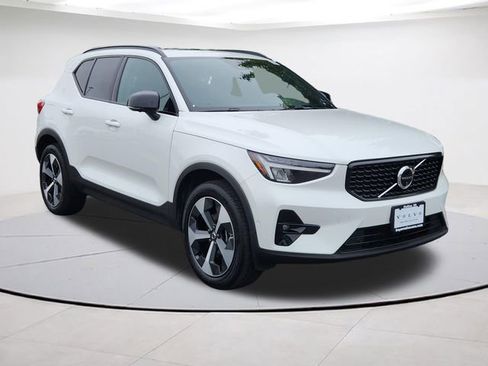 Certified 2025 Volvo XC40 B5 Plus AWD/4WD image 1