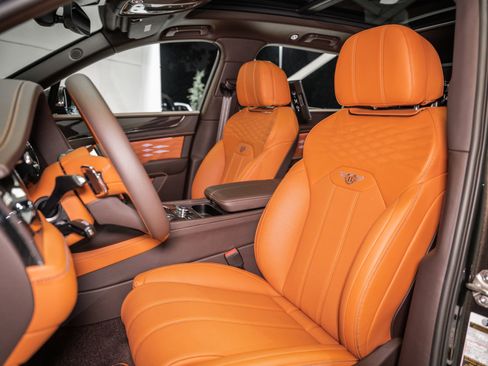 Used 2025 Bentley Bentayga image 20