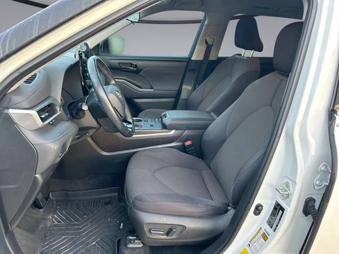 Used 2021 Toyota Highlander LE FWD image 11