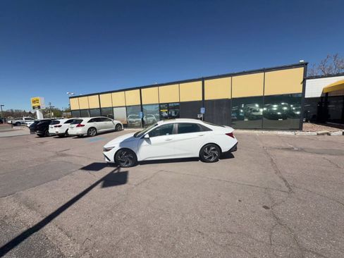 Used 2025 Hyundai Elantra Limited image 14